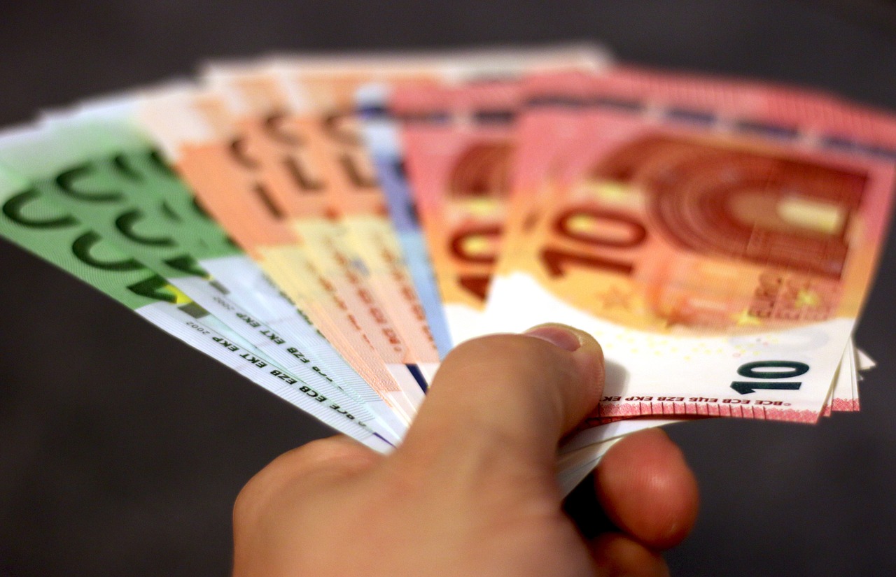 main qui tend de l'argent